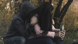 alkohol female-alcoholism-2847443 1280